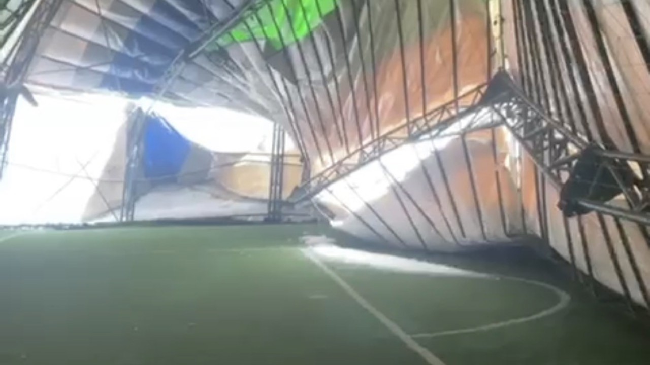 Mardin’nde yoğun kar nedeniyle kapalı halı sahanın çatısı çöktü
