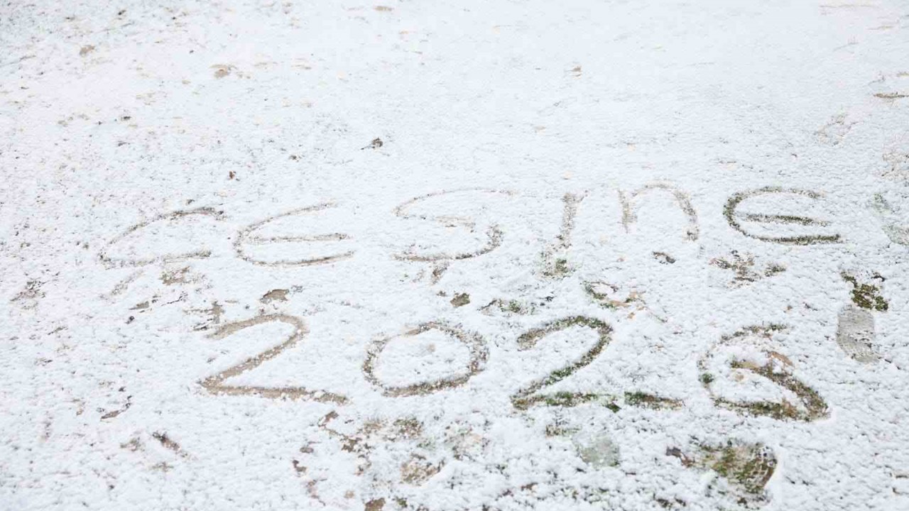 Çeşme’de yılın ilk gününde kar sürprizi
