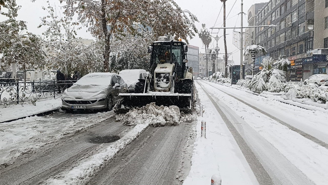 Şanlıurfa’da karla mücadele çalışmaları sürüyor
