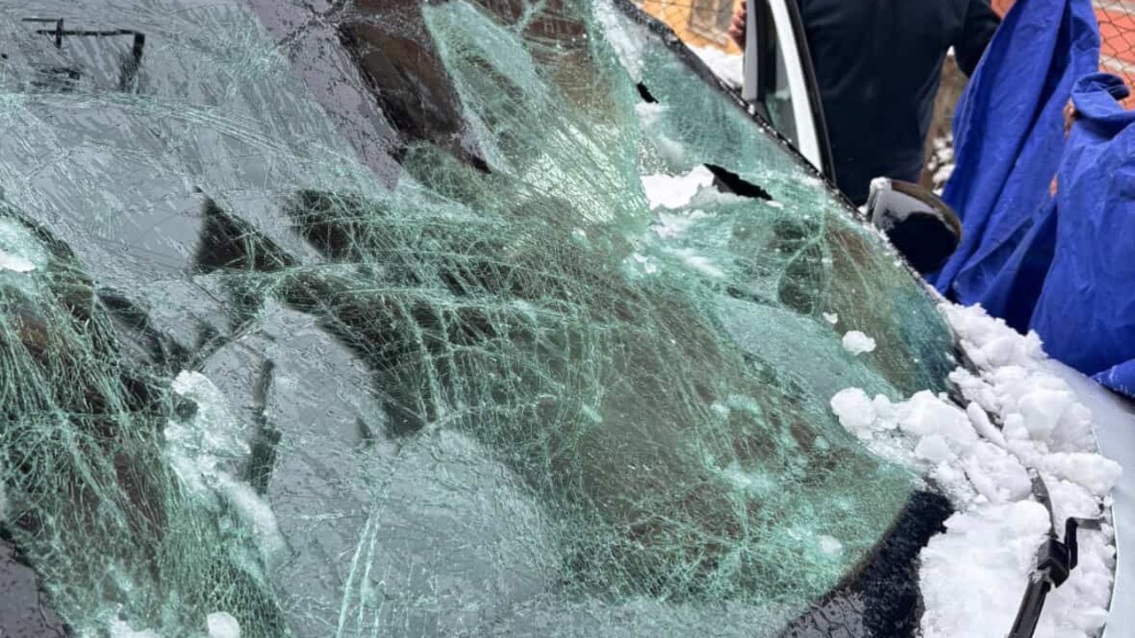 Kurtalan’da çatıdan düşen kar kütlesi aracı kullanılamaz hale getirdi
