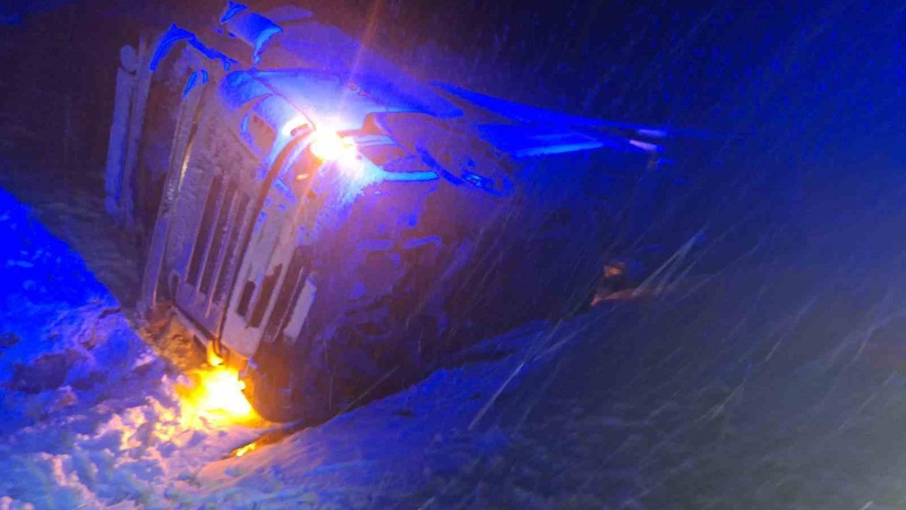 Yoğun kar yağışta kayan tır devrildi, sürücü yaralandı
