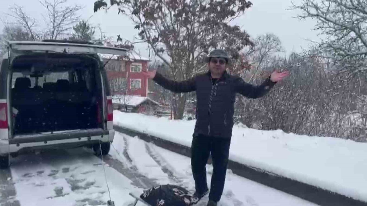 Kar yağışını aracın arkasına bağlanan kızaklarla kutladılar
