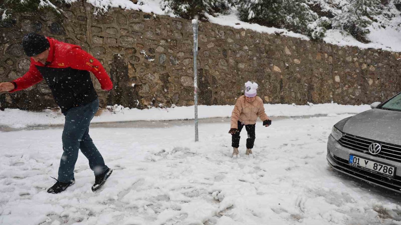 İlk kez kar yağışını izlediler
