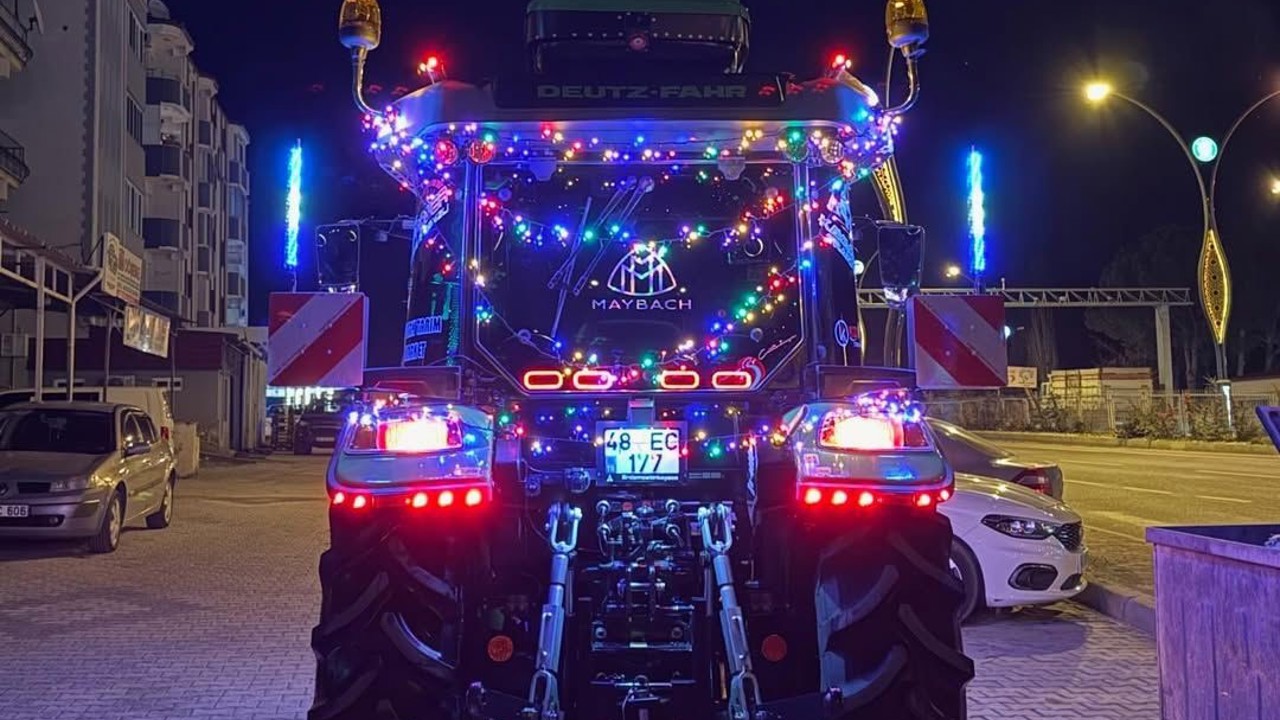 Led ışıklı traktör dikkat çekti
