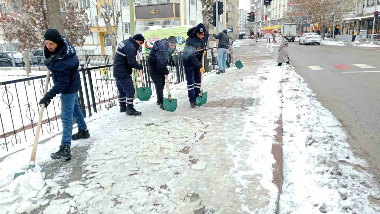 Siirt Belediyesinin karla mücadele çalışmaları aralıksız devam ediyor
