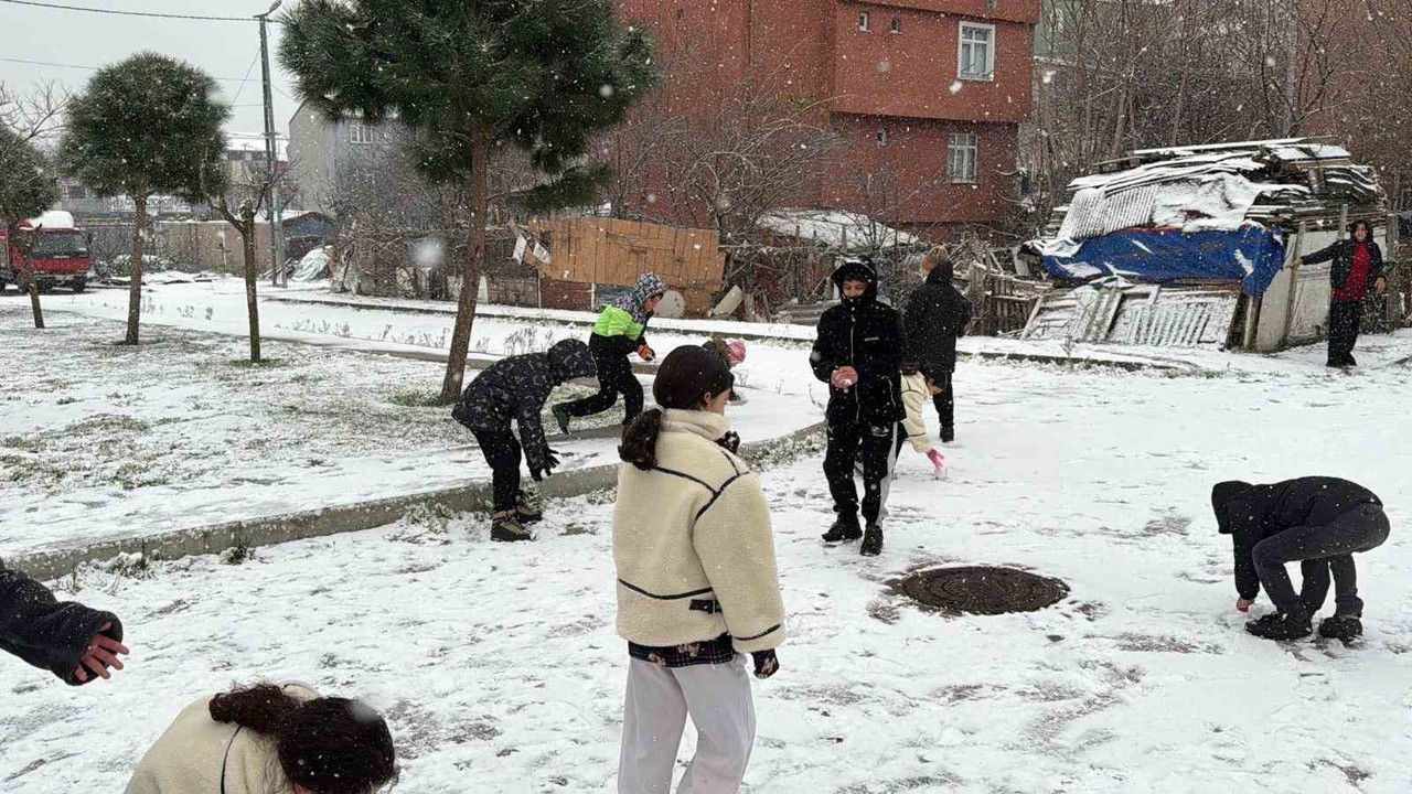 Arnavutköy’de çocuklar kar topu oynayarak tatilin tadını doyasıya çıkardı
