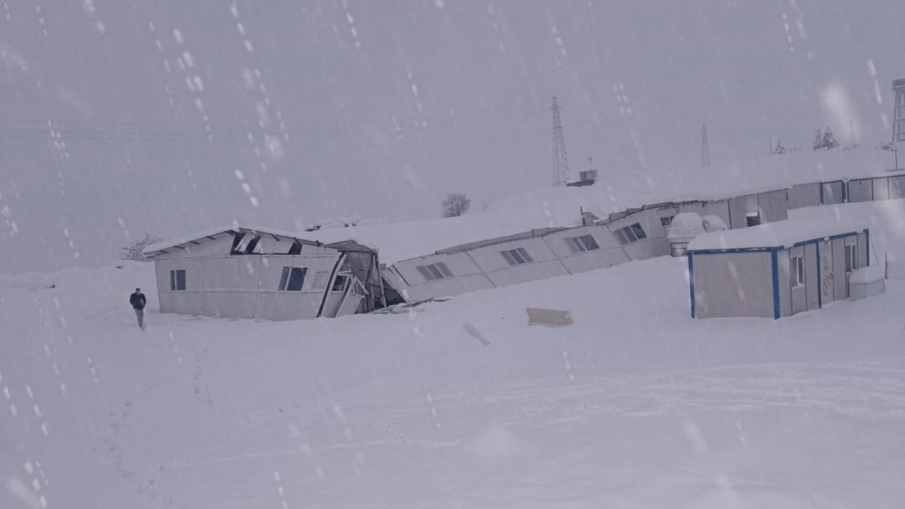 Şırnak’ta hastane şantiyesinde çökme paniği: Konteyner yemekhane çatısı yıkıldı

