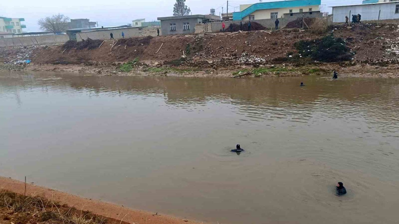 Şanlıurfa’da sulama kanalına düşen otomobilin sürücüsünü arama çalışmaları sürüyor
