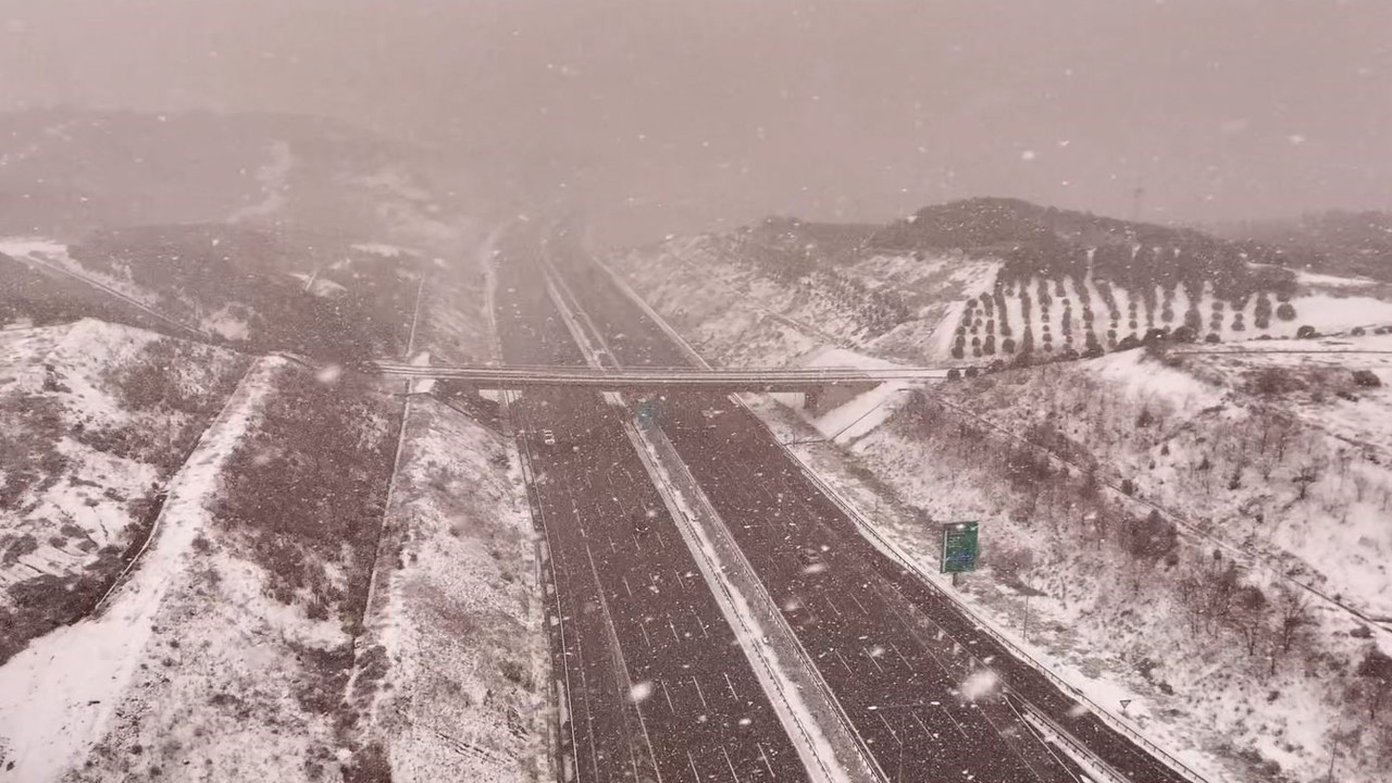Kuzey Marmara Otoyolu’nda kar yağışı havadan görüntülendi
