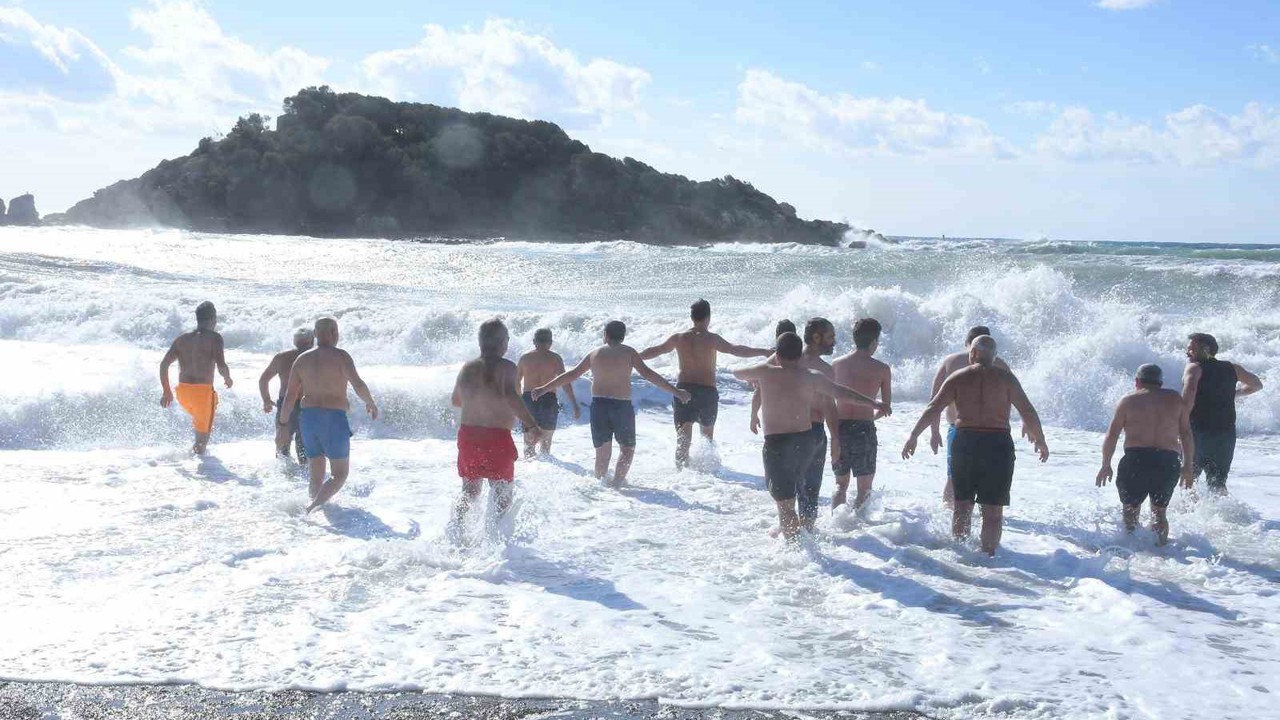 Mersin’de gelenek bozulmadı, yeni yılın ilk gününde denize girdiler
