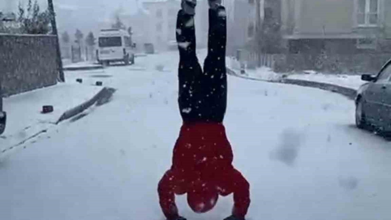 Guinness rekortmeni judocu kar sevincini 20 geri taklayla kutladı
