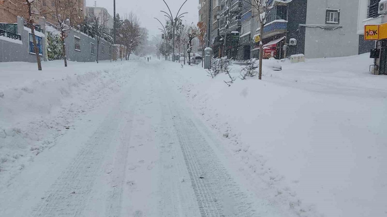 Şırnak’ta eğitime kar engeli: 2 Ocak’ta okullar tatil
