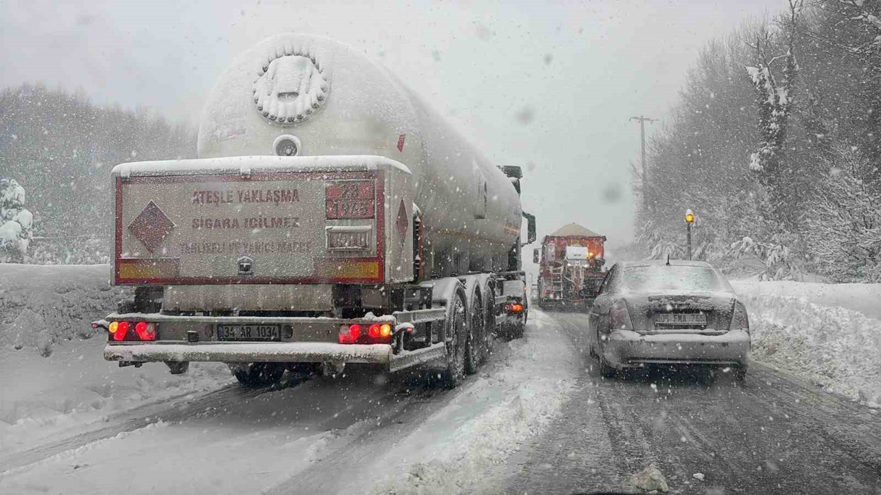 Bolu Dağı’nda yoğun kar yağışında rampayı çıkamayan 2 tır yolu kapattı
