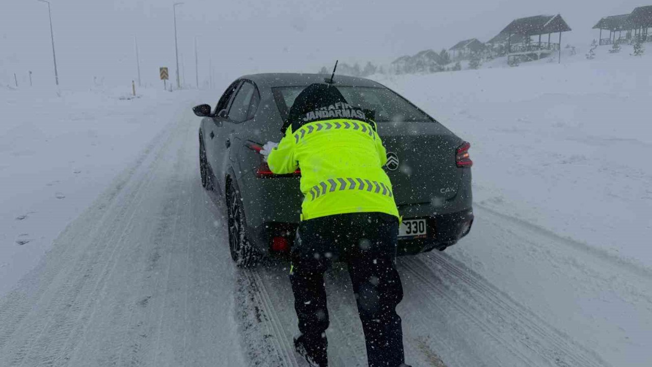 Kayseri’de ulaşıma kar engeli
