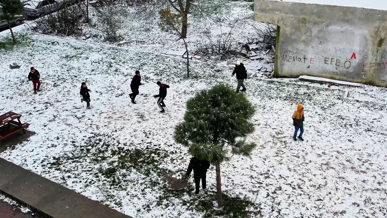 Kar yağışı altında futbol müsabakası  dronla görüntülendi
