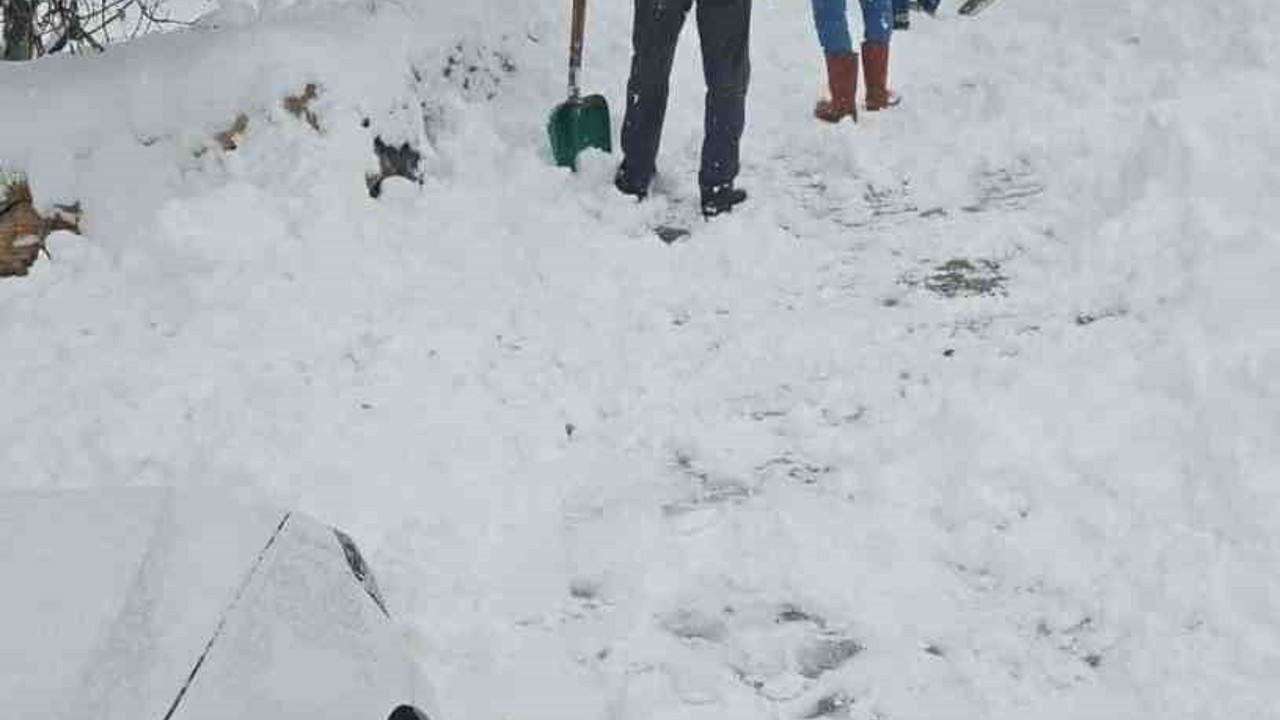 Köylüler kapanan sokaklarını elbirliğiyle açtı
