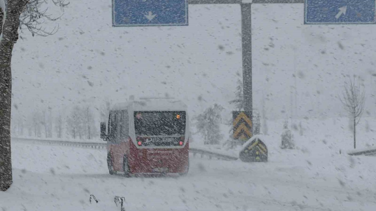 Yoğun kar kenti beyaza bürüdü
