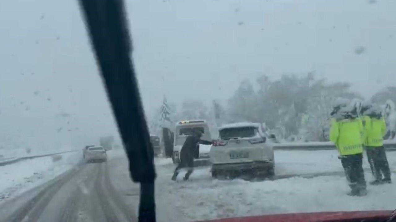TEM Otoyolu Bolu geçişinde yoğun kar esareti: Yolda kalan araçlar trafiği aksatıyor
