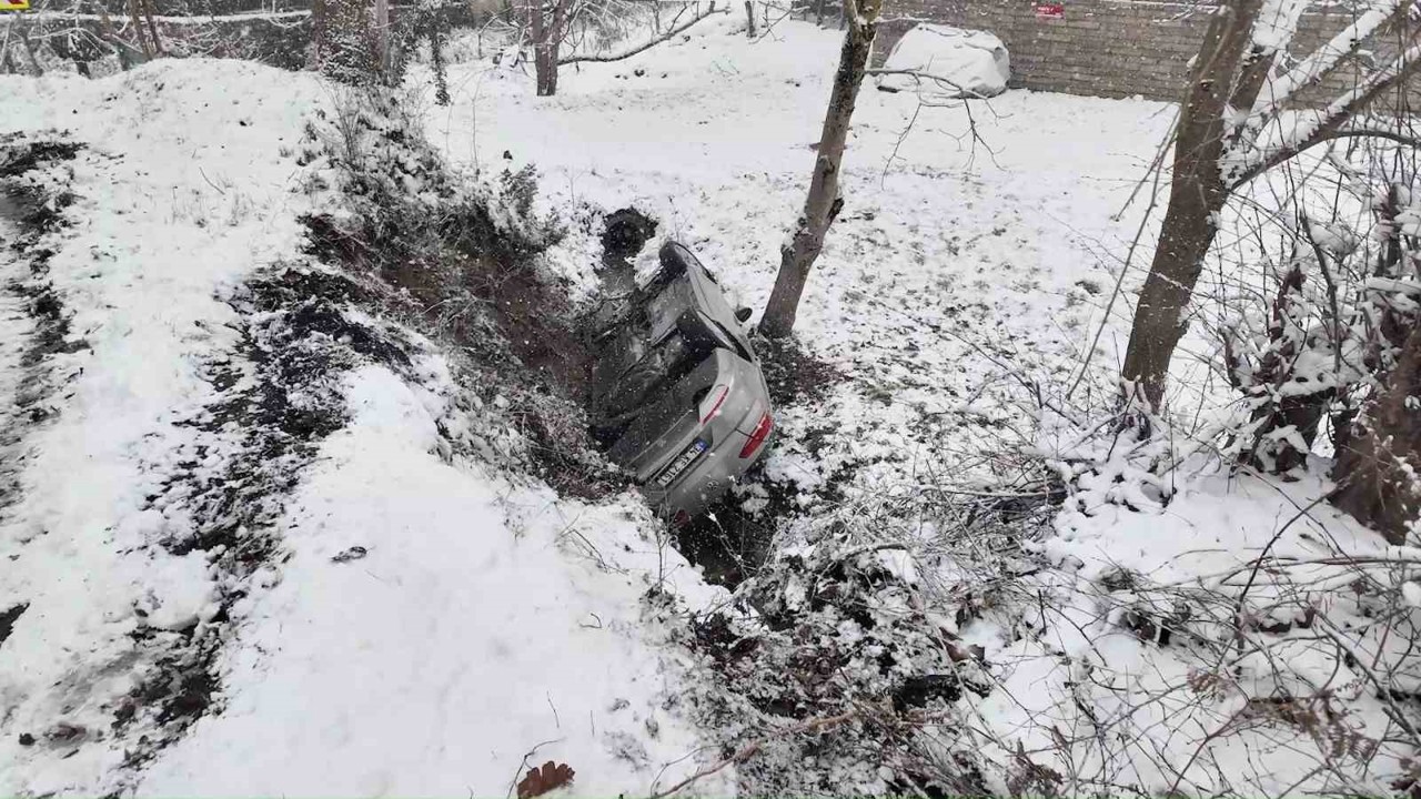 Hakimiyetini kaybeden otomobil dereye uçtu: 3 yaralı
