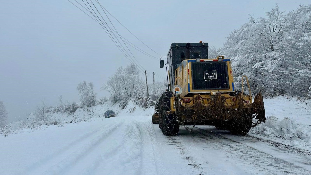 Büyükşehirden 17 ilçede karla mücadele mesaisi: 346 mahalle yoluna müdahale edildi
