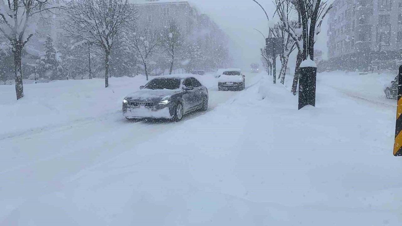 Bolu’da yoğun kar yağışı: Göz gözü görmüyor
