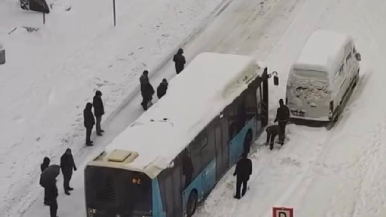 Diyarbakır’da yolda kalan halk otobüslerini vatandaşlar itti
