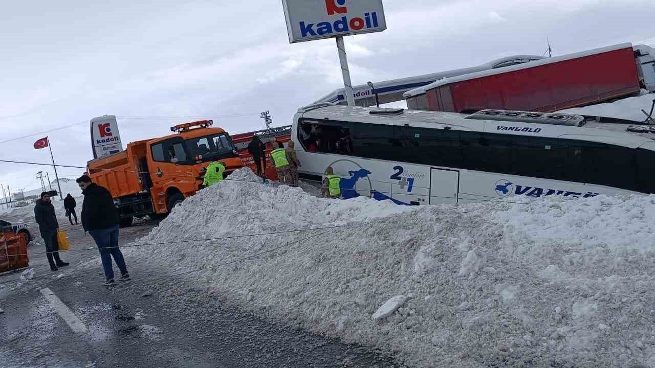 Kar yağışı beraberinde kazayı getirdi: Yolcu otobüsü direğe çarparak durabildi
