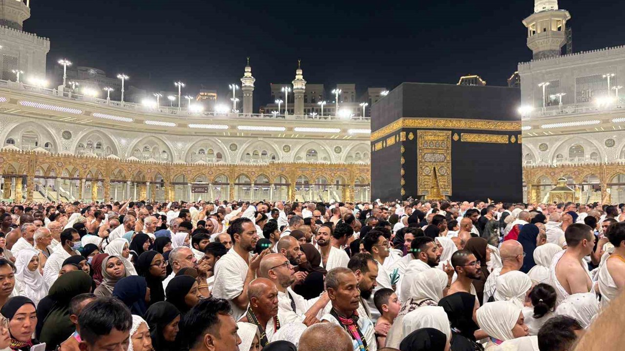 Kabe’de tarihi yoğunluk: 12 milyonluk rekorun ardından yeni yılda insan seli
