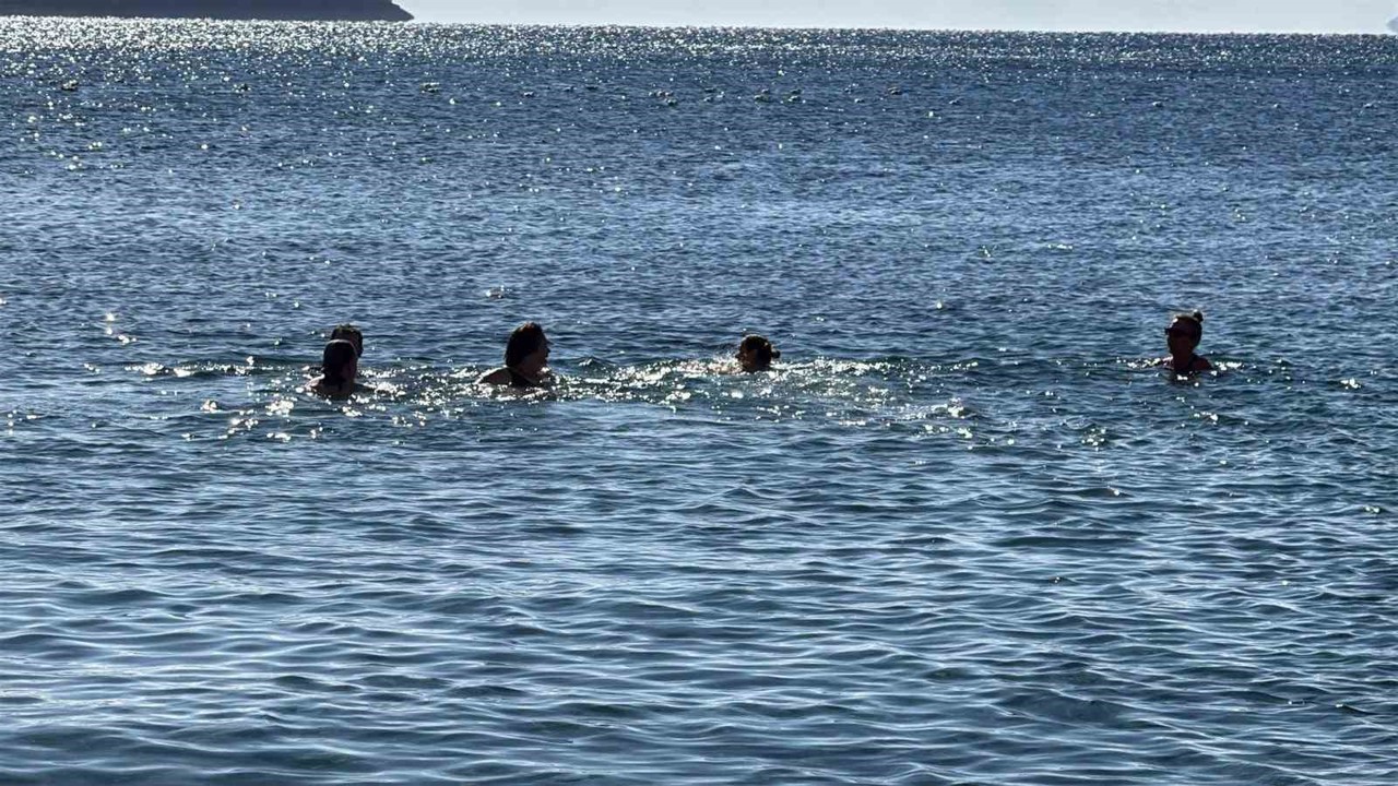 Bodrum’da yeni yılın ilk gününde denize girdiler
