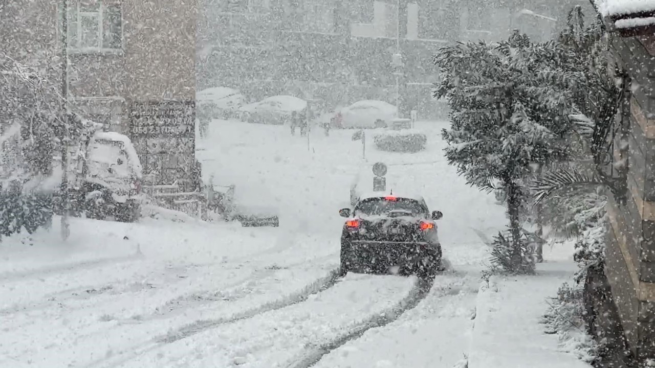 İstanbul’da kar yağışı, araçlar güçlükle ilerledi
