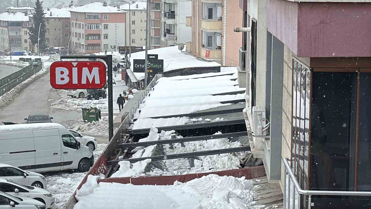 Kar birikintisi zincir marketin çatısını çökertti
