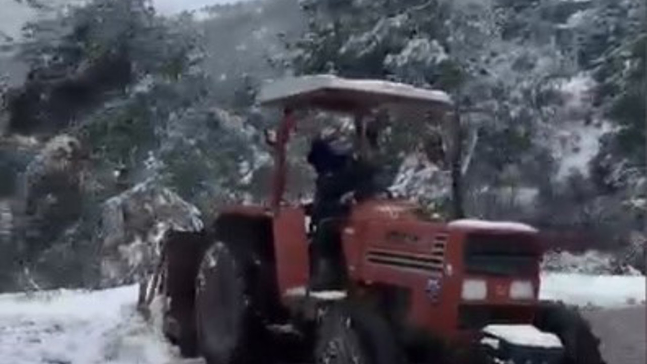 Osmaniye’de kapanan köy yollarını muhtar kendi imkanlarıyla açıyor
