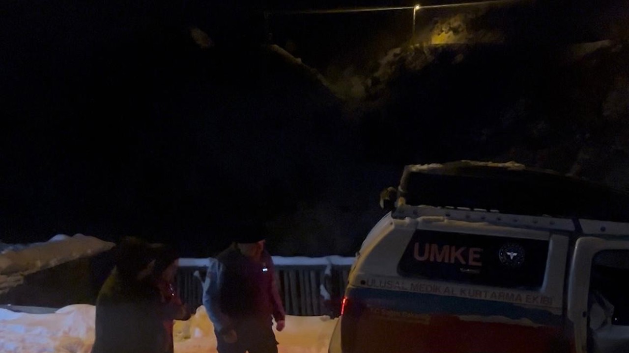 Siirt’te UMKE ekipleri kar ve tipiye rağmen hastalara yetişmeye çalışıyor
