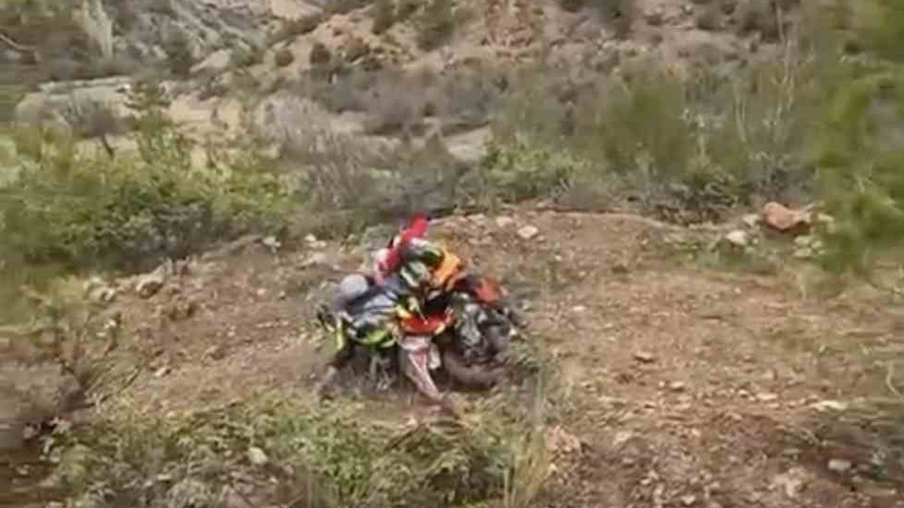 Karlı dağları cross motorlarla aşmaya çalıştılar: Zorlu yolculuk kamyonette son buldu
