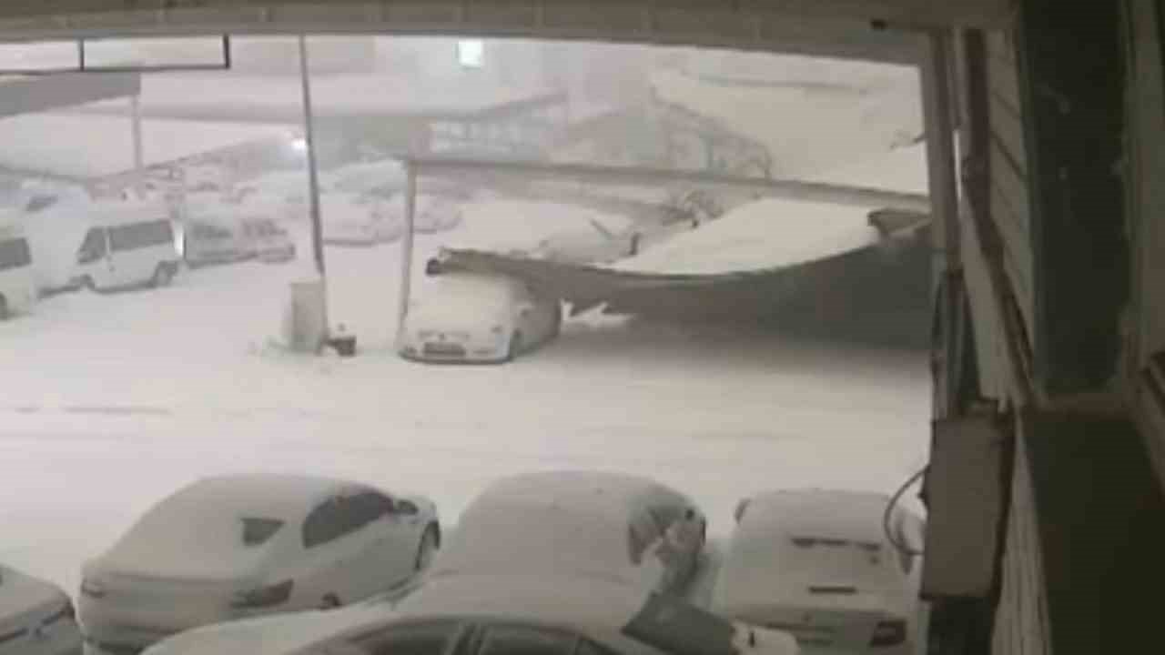 Kar ağırlığına dayanamayan sundurmanın araçların üzerine çöktüğü anlar kamerada
