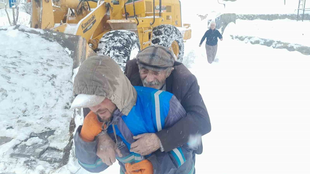 Muş’ta kapalı köy yollarında mahsur kalan hastalar ekiplerce kurtarıldı
