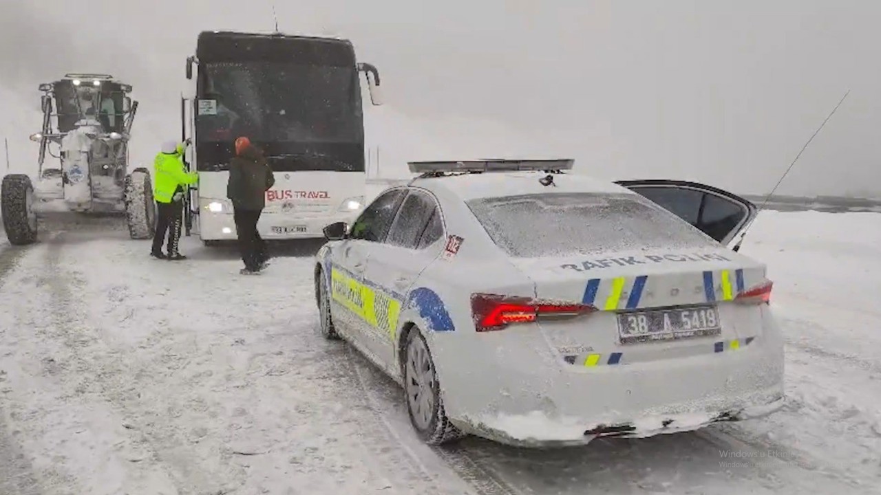 Tur otobüsünde donma tehlikesi geçiren 44 kişi kurtarıldı
