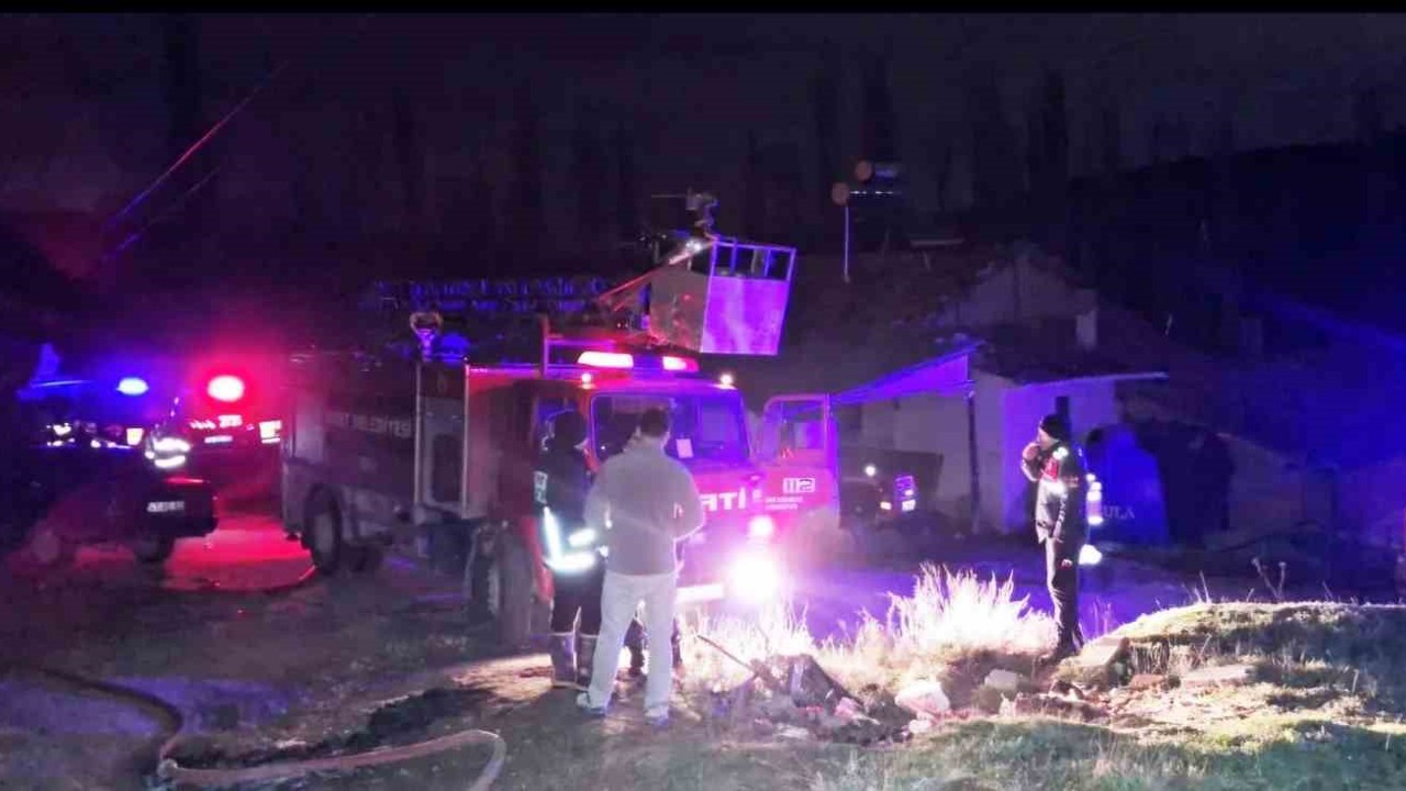 Emet’te ahşap evde çıkan yangın büyümeden söndürüldü
