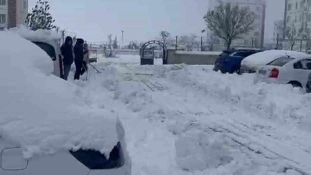 Diyarbakır’da kar esareti: Site sakinleri kiraladıkları kepçeyle yollarını açtı

