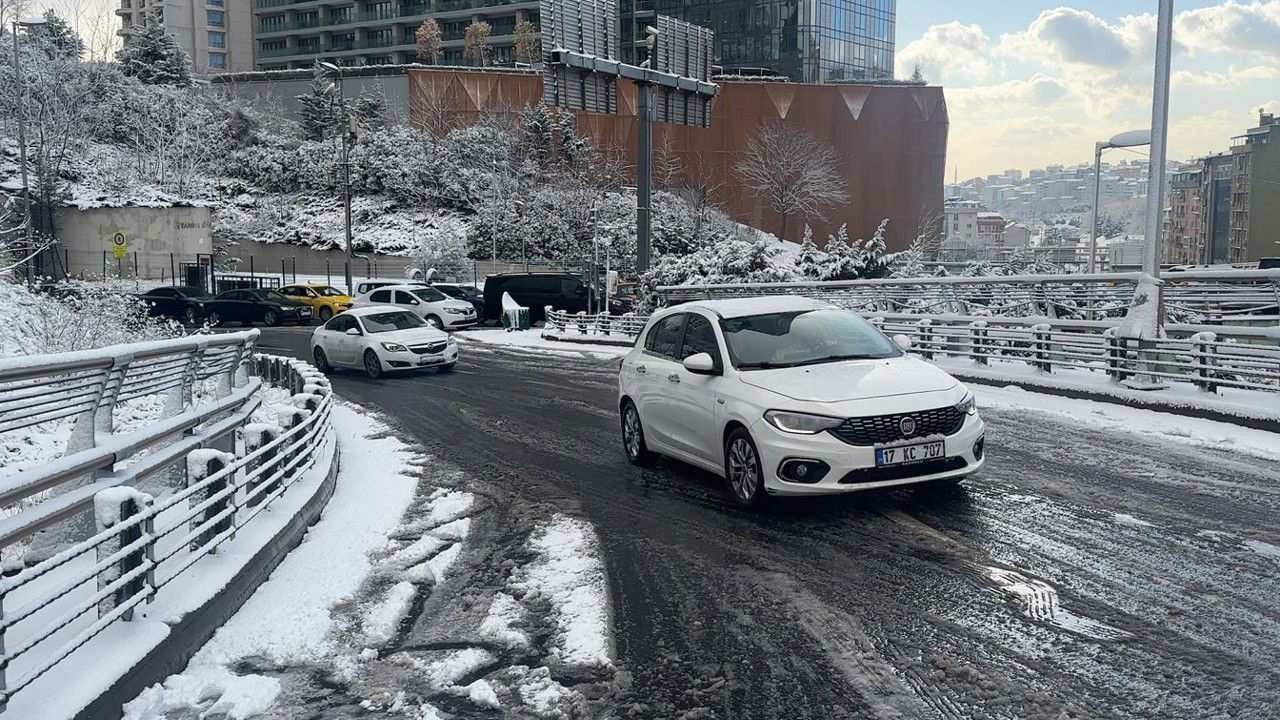 Beşiktaş’ta kar yağışı nedeniyle araç yolda kaldı
