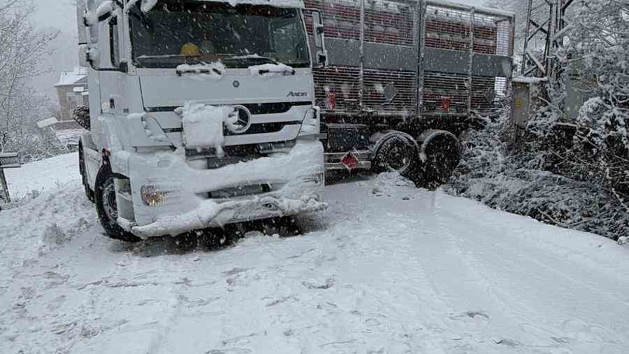 Türkeli’de doğalgaz tırı karda kaydı, yol ulaşıma kapandı
