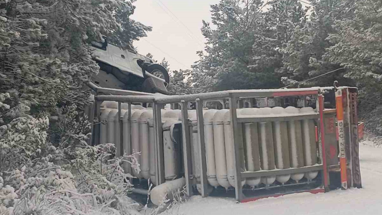 KARGAZ doğalgaz tırı devrildi: Sızıntı sebebiyle yol trafiğe kapatıldı
