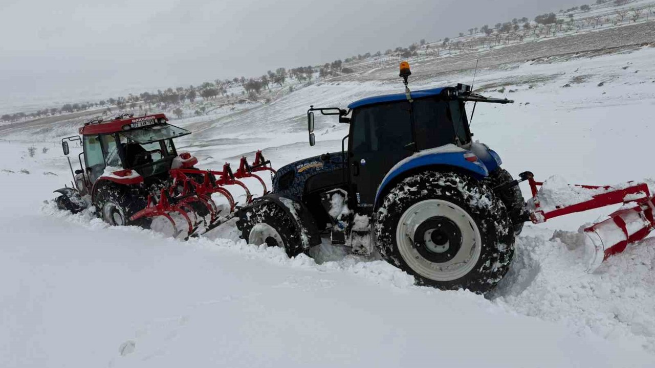 Batman kırsalında yollar kapandı, traktörler kara saplandı
