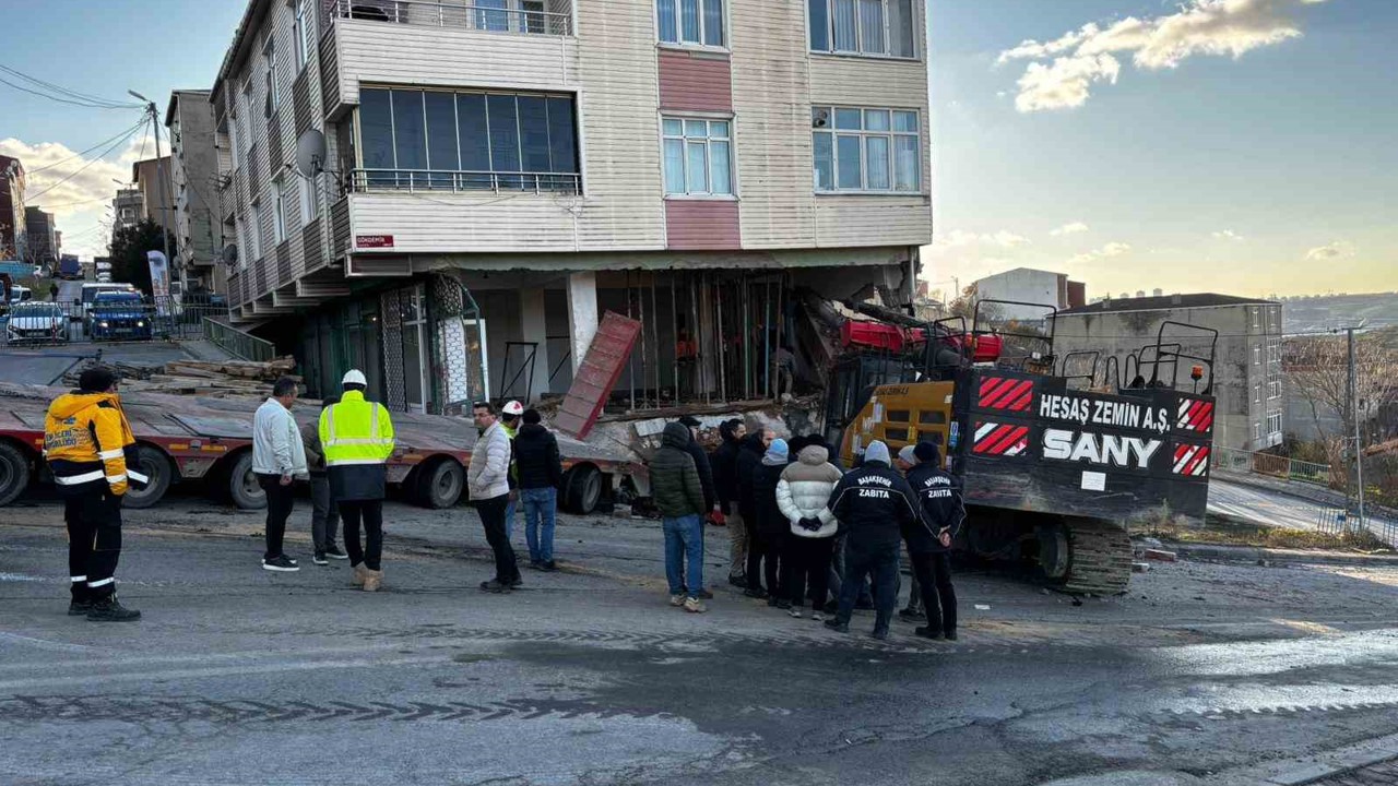 Başakşehir’de binaya saplanan vincin çıkartılma çalışmaları 5 saattir devam ediyor
