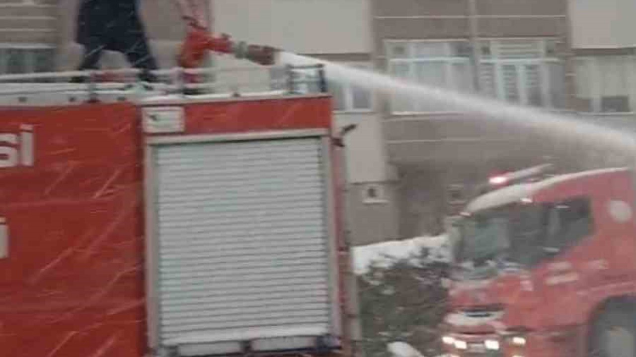 Karla kapanan yollar deniz suyuyla açılıyor
