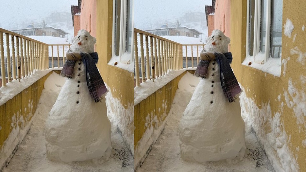 Sağlıkçılardan balkonda kardan adam
