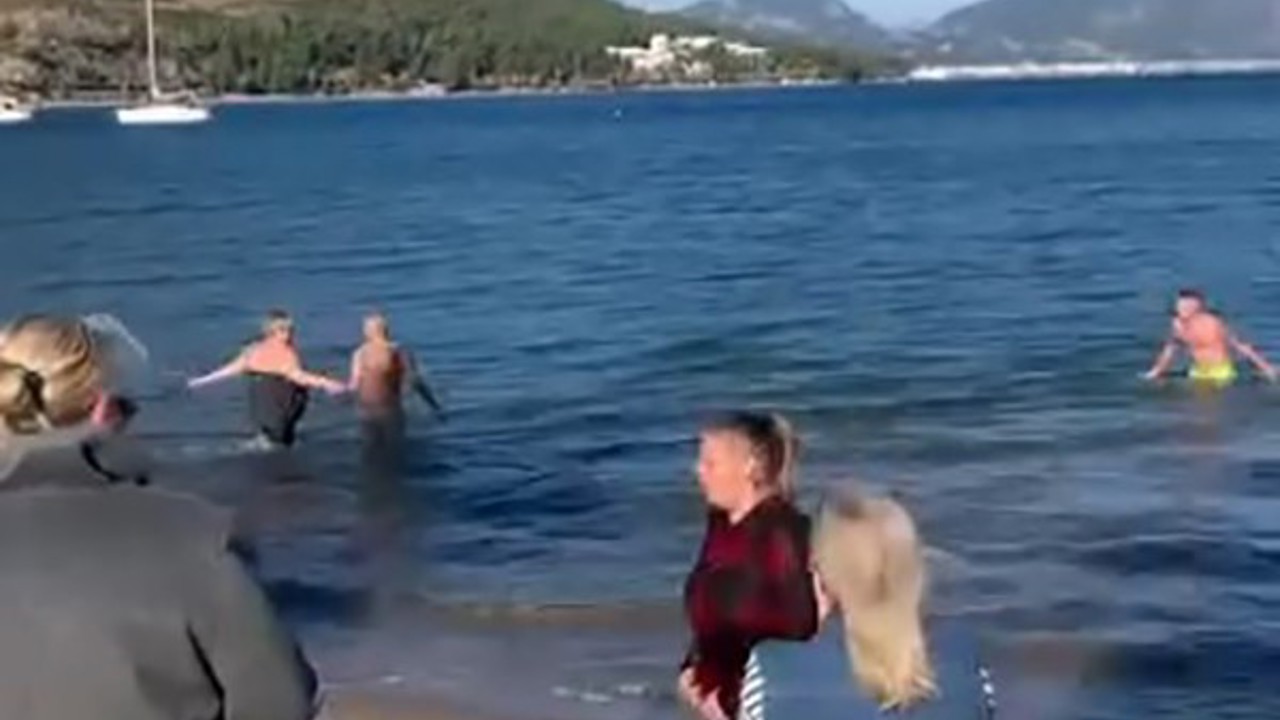 Marmaris’te yaşayan yerleşik yabancılar 2026’yı denize girerek karşıladı
