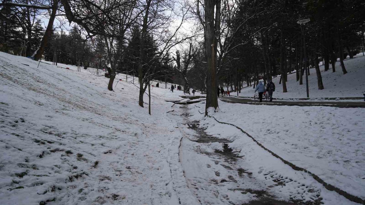 Kar yağışını fırsata çeviren Ankaralılar parklara akın etti

