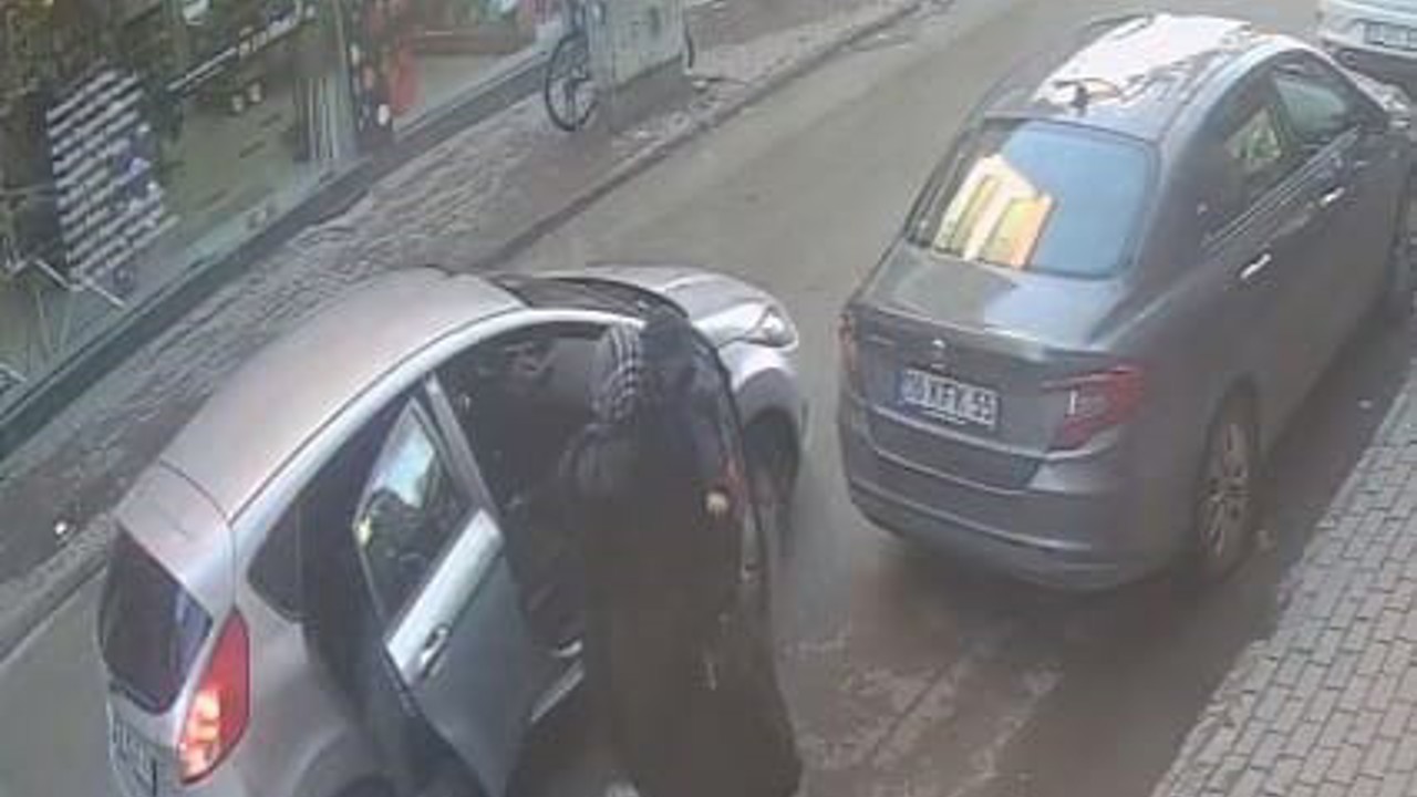 Otomobildeki çocuklar arkadan minibüsün çarpmasıyla şoku yaşadı
