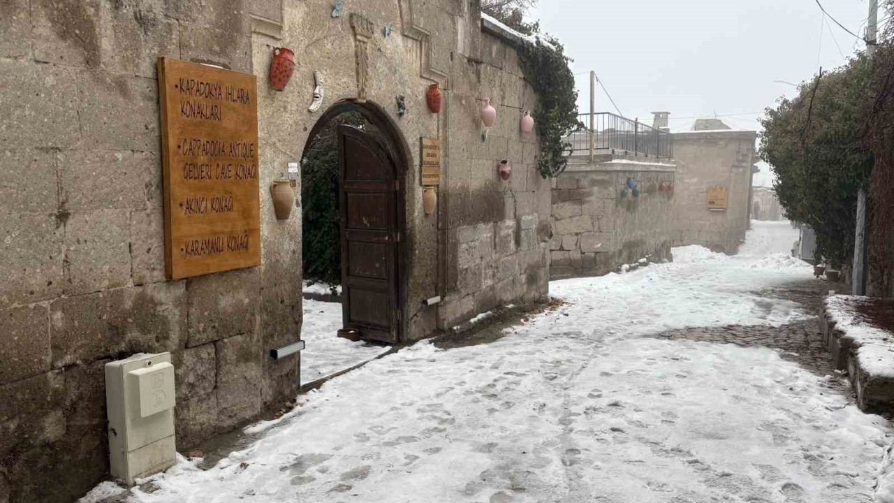 Aksaray’ın Güzelyurt ilçesinde kar yağışı etkili oldu
